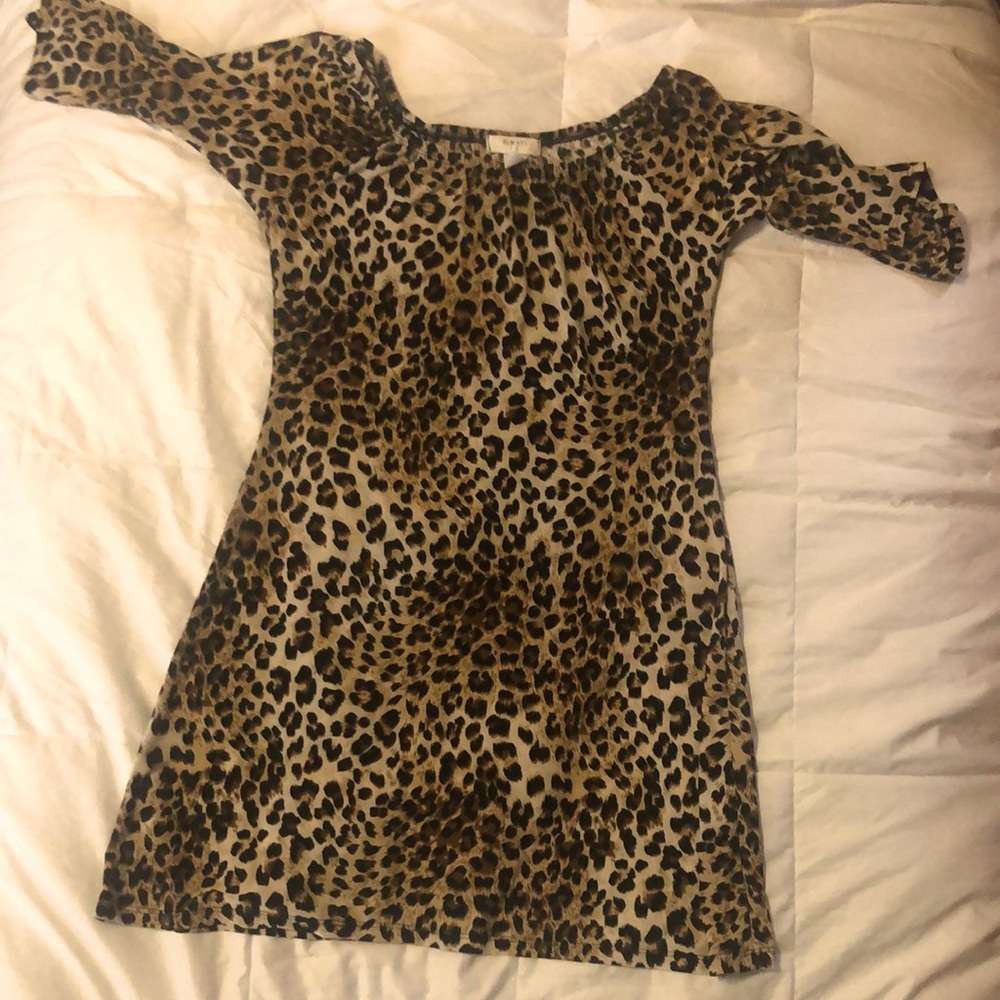 Size medium tunic can be worn off or on shoulder    30length